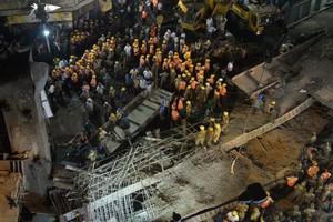 حوادث من صنع الإنسان: انهيار جسر ومبنى في الهند