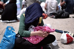 الأمن اللبناني يُنقذ 75 فتاة غالبيتهنّ سوريات من شبكة اتجار بالنساء