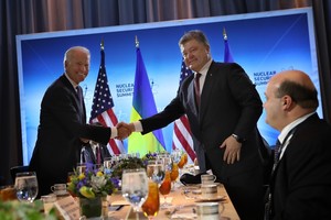 بايدن يبلغ رئيس أوكرانيا أن أميركا ستقدم مساعدة أمنية بقيمة 335 مليون دولار