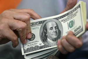 الدولار يتراجع قبيل تقرير الوظائف الأميركية