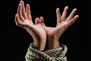 لبنان: توقيف شبكة إتجار بالبشر احتجزت 75 فتاة معظمهن سوريات