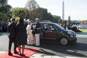 سيارة 'فيات 500' استخدمها البابا في نيويورك تباع بـ 300 ألف دولار 