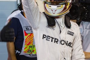 هاميلتون يتفوق على روزبرغ وينطلق أولا في سباق البحرين