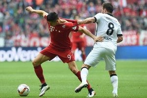 بايرن يواصل الصحوة بفوز صعب على فرانكفورت