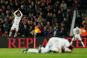 بالصور... الريال بعشرة لاعبين يوقف قطار برشلونة ويحافظ على آماله في الدوري الأسباني