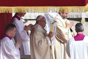 بابا الفاتيكان يحدد 24 أبريل لجمع تبرعات لضحايا الاضطرابات في أوكرانيا