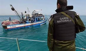 مسلحون يحتجزون أفراد طاقم زورق سحب قبالة شرق ماليزيا