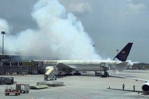 تصاعد أدخنة من طائرة 'السعودية' في مطار كوالالمبور