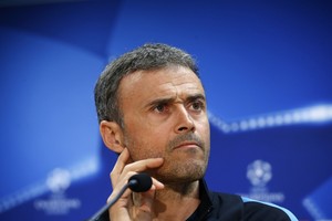 انريكي يجدد الثقة في لاعبي برشلونة قبل مواجهة أتلتيكو المرتقبة في دوري الأبطال