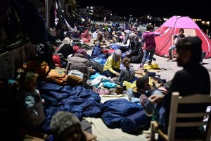 عبارة تنقل أول دفعة من المهاجرين تبحر من اليونان متوجهة إلى تركيا