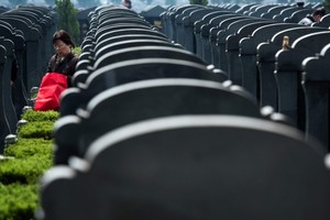 بالصور...  الصينيون يحيون عيد 'تشينغ مينغ' في المقابر