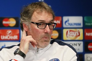 بلان يحذر لاعبي باريس سان جيرمان من الرضا عن النفس قبل مواجهة سيتي