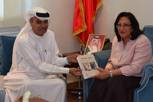 'الصالح' تتسلم نسخة من كتاب نكهة الماضي