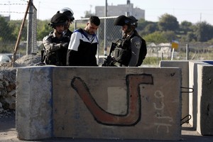 قوات إسرائيلية تعتقل 21 فلسطينيا في الضفة الغربية