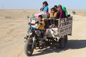 الكويت توزع مساعدات غذائية على عائلات نازحة في البصرة