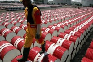 هبوط أسعار السلع الأولية ينعش الدولار