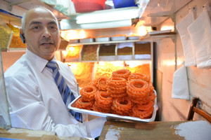 بالصور ... الحلويات الهندية في سوق المنامة