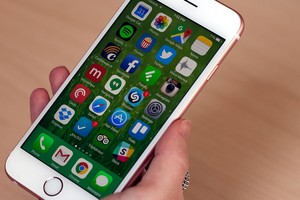 مدير إف.بي.آي: طريقتنا في فك تشفير آيفون لن تنفع مع الطرازات الأحدث