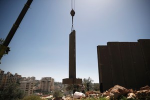 إسرائيل تبدأ تشييد جزء جديد من جدار الفصل الضفة الغربية
