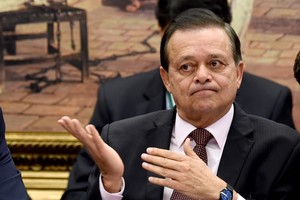 مشرع بارز في البرازيل يؤيد عزل الرئيسة ديلما روسيف