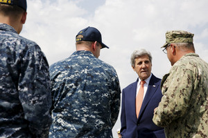 بالصور... زيارة جون كيري للأسطول الخامس للبحرية الأميركية بالقاعدة الأميركية في البحرين