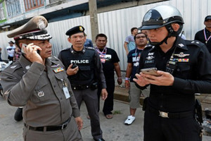 شرطة تايلاند تحقق في ملصقات تسخر من العائلة المالكة على خدمة لاين