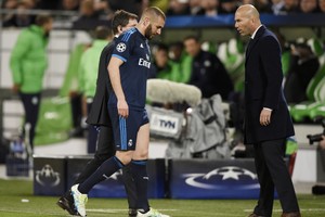 إصابة بنزيمة برض بسيط في ركبته اليسرى