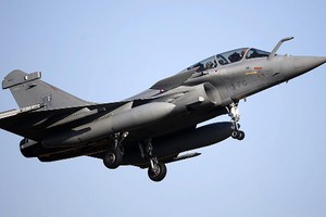 فرنسا لا تنوي التدخل عسكريا في ليبيا ولكن قد تؤمن الحماية للحكومة