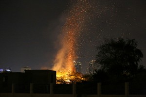 بالصور... حريق في مسكن عمال وأشجار بالسنابس