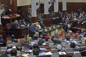 البرلمان الأفغاني يقر ترشيح وزيرين وسط اقتتال داخلي