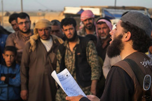 داعش يفرض رسوما بالدولار مقابل الخروج من الرقة