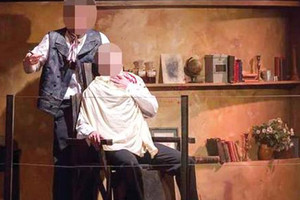 نيوزلندا.. مراهق «يذبح» صديقه بالخطأ في عرض مسرحي