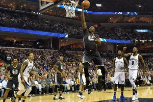 واريورز يجتاز جريزليس ويحافظ على 'آماله القياسية' بدوري السلة الأميركي