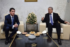 رئيس الوزراء الفرنسي يؤكد على أولوية 'العلاقة الاستراتيجية' مع الجزائر