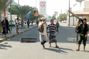 اغتيال مسؤول محلي يمني ونجله برصاص مسلحين في عدن