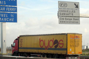 طفل أفغاني يطلق رسالة استغاثة نصية وينقذ حياة 15 لاجئاً