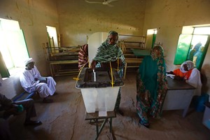 سكان دارفور يصوتون في استفتاء يقاطعه المتمردون