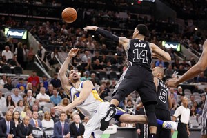 غولدن ستيت يحقق انتصاره الـ'72' أمام سبيرز ويعادل رقما قياسيا لشيكاغو