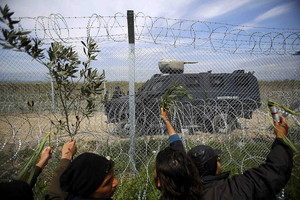 اليونان تتهم مقدونيا بالتصرف بشكل 'مخز' مع المهاجرين