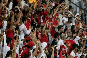 الملاعب الإماراتية تقدم سيارات فاخرة وهواتف وساعات ثمينة لإعادة الجماهير