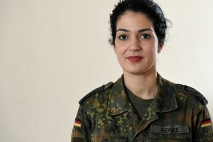 مسلمة بالجيش الألماني تشعر بالإساءة للاشتباه بأنها متطرفة