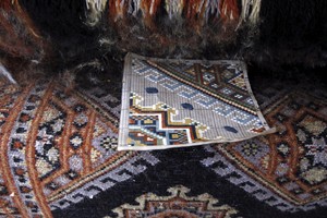 بالصور... صنع السجاد من خلال النول اليدوي في ضواحي كراتشي الباكستانية