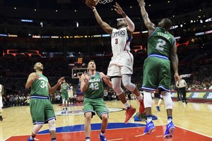 دالاس يتأهل للأدوار الإقصائية في الـ'NBA'