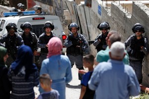 قوات إسرائيلية تعتقل 12 فلسطينيا في الضفة الغربية