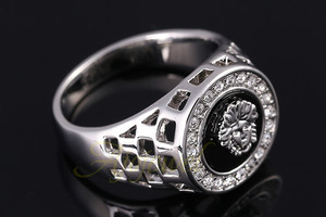 امرأة تسرق خاتما من متوفاة في دار جنائز