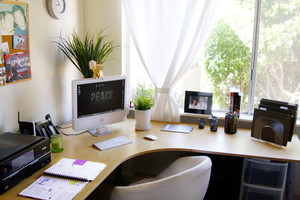 للعمل في المنزل اجلس على مكتب بمواصفات معينة