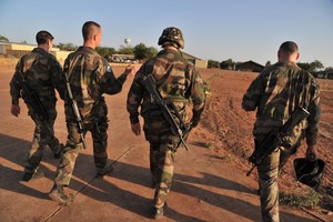 وفاة جنديين فرنسيين في مالي بعد انفجار لغم في سيارة مدرعة