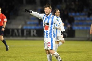 لاعب فقد يده بانفجار ويعود للملاعب بأخرى صناعية