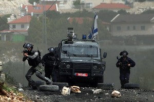 قوات إسرائيلية تعتقل 14 فلسطينيا في الضفة الغربية