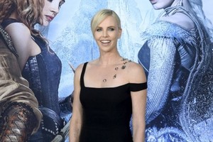 بالصور... نجوم Huntsman يتألقون في العرض الأول للفيلم